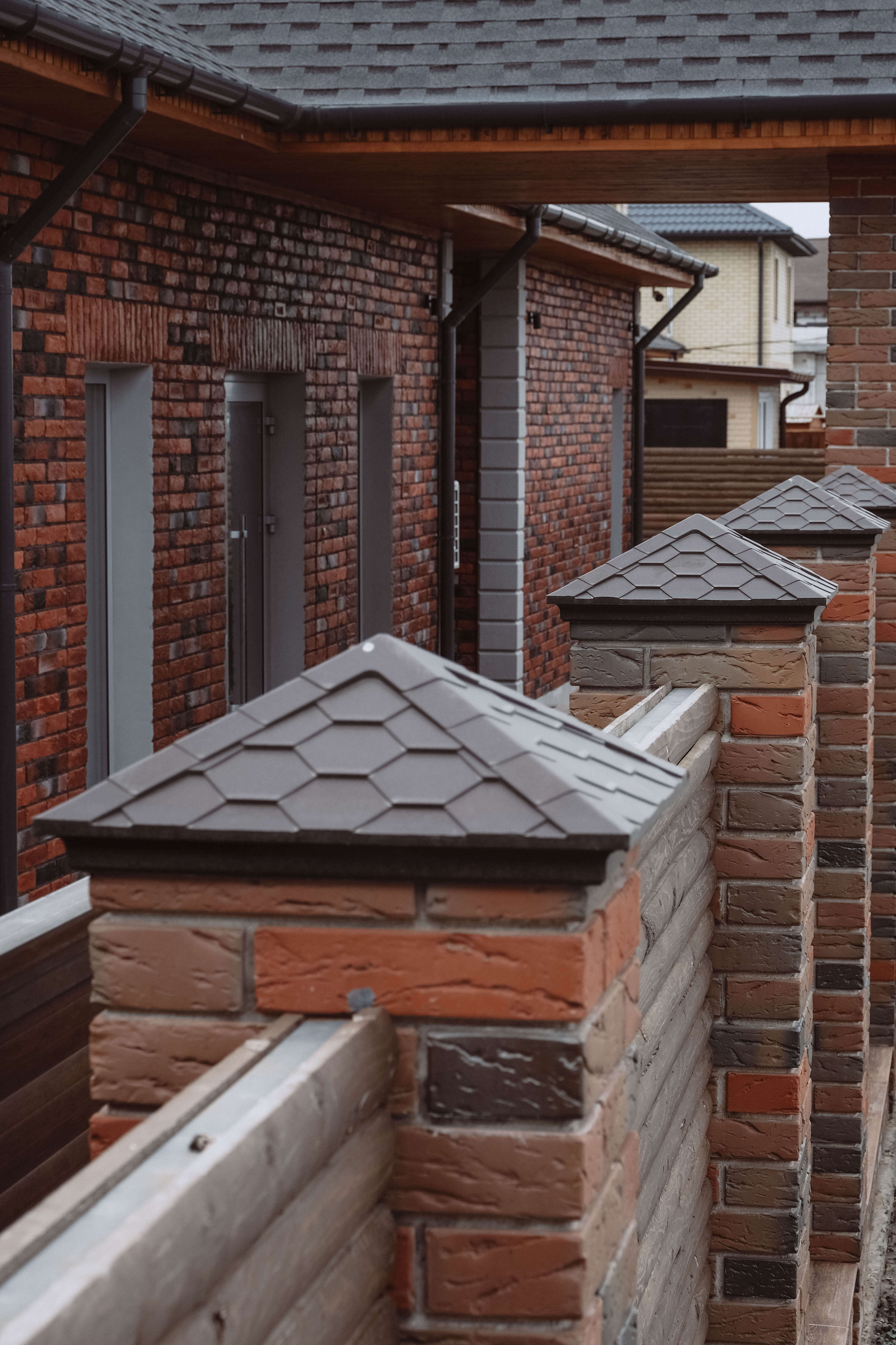 Колпак Zking Эверест Коричневый на столб 1.5х1.5 кирпича (390х390мм) в Парабели фото